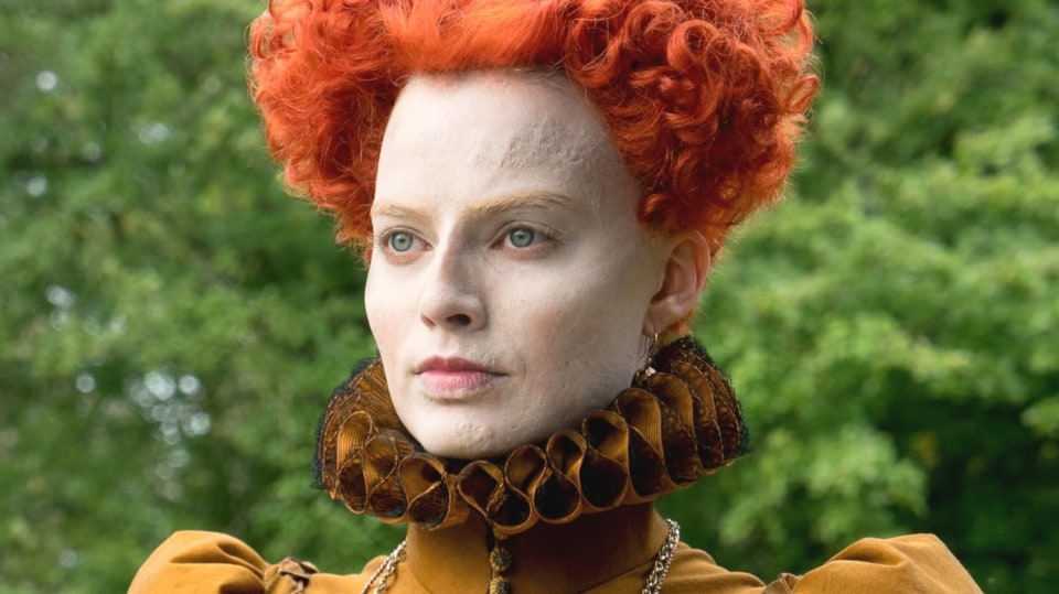 Margot Robbie jako Alžběta I. ve filmu Marie, královna skotská